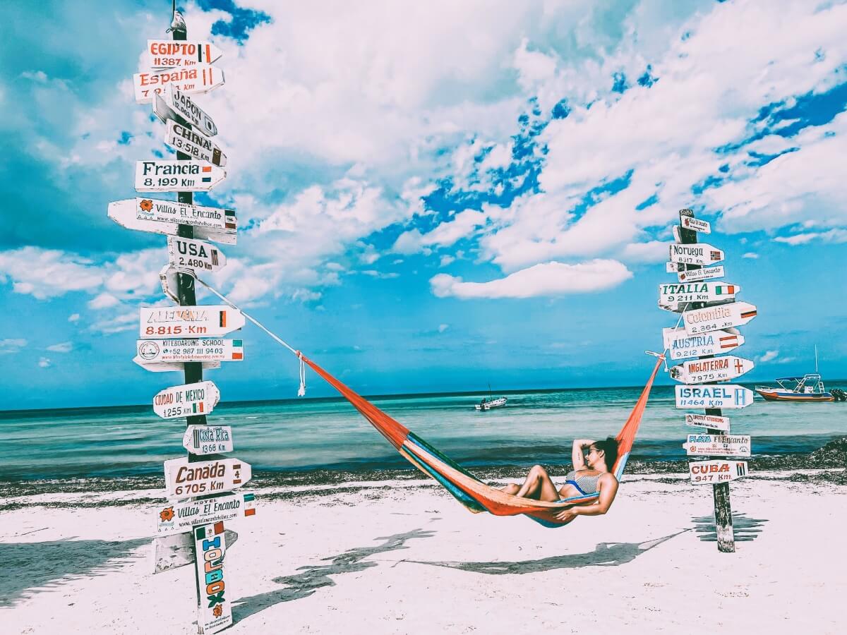 En fantastisk vy över Sydney Opera House med stadens silhuett i bakgrunden.